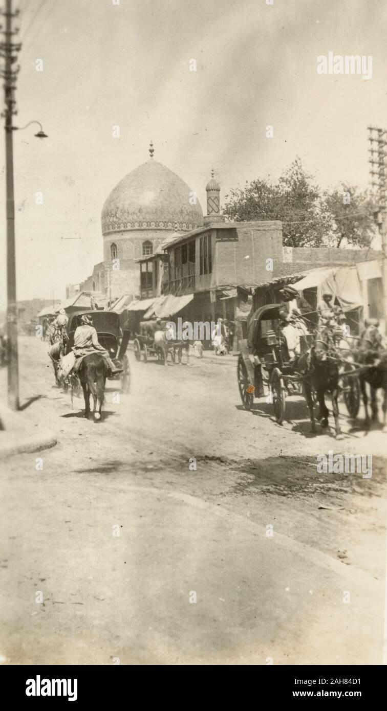 Irak, Street Szene mit Kuppelbau, Teil einer Reihe zeigt Stadtansichten, wahrscheinlich in Bagdad, 1922. 2001/243/1/1/2/223. Stockfoto