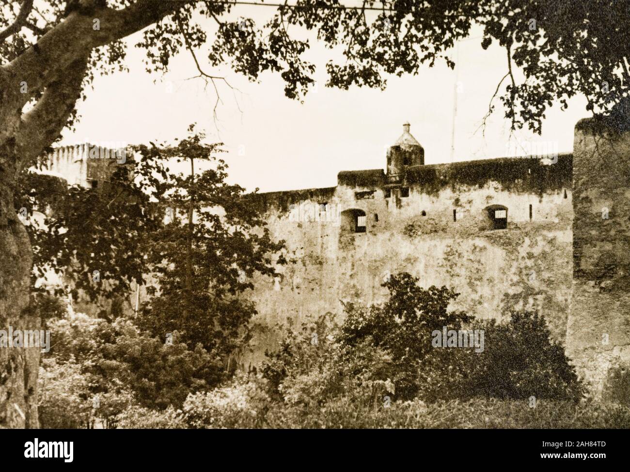 Kenia, die Defensive der äußeren Wand des Fort Jesus. Zu der Zeit dieses Foto, und bis 1958 während Kenia eine britische Kolonie war, das Fort wurde als Gefängnis genutzt. Originalmanuskript Bildunterschrift: Fort Jesus 1933, 1933. 1995/076/1/1/13/23. Stockfoto Kenia, die Defensive der äußeren Wand des Fort Jesus. Zu der Zeit dieses Foto, und bis 1958 während Kenia eine britische Kolonie war, das Fort wurde als Gefängnis genutzt. Originalmanuskript Bildunterschrift: Fort Jesus 1933, 1933. 1995/076/1/1/13/23. Stockfoto