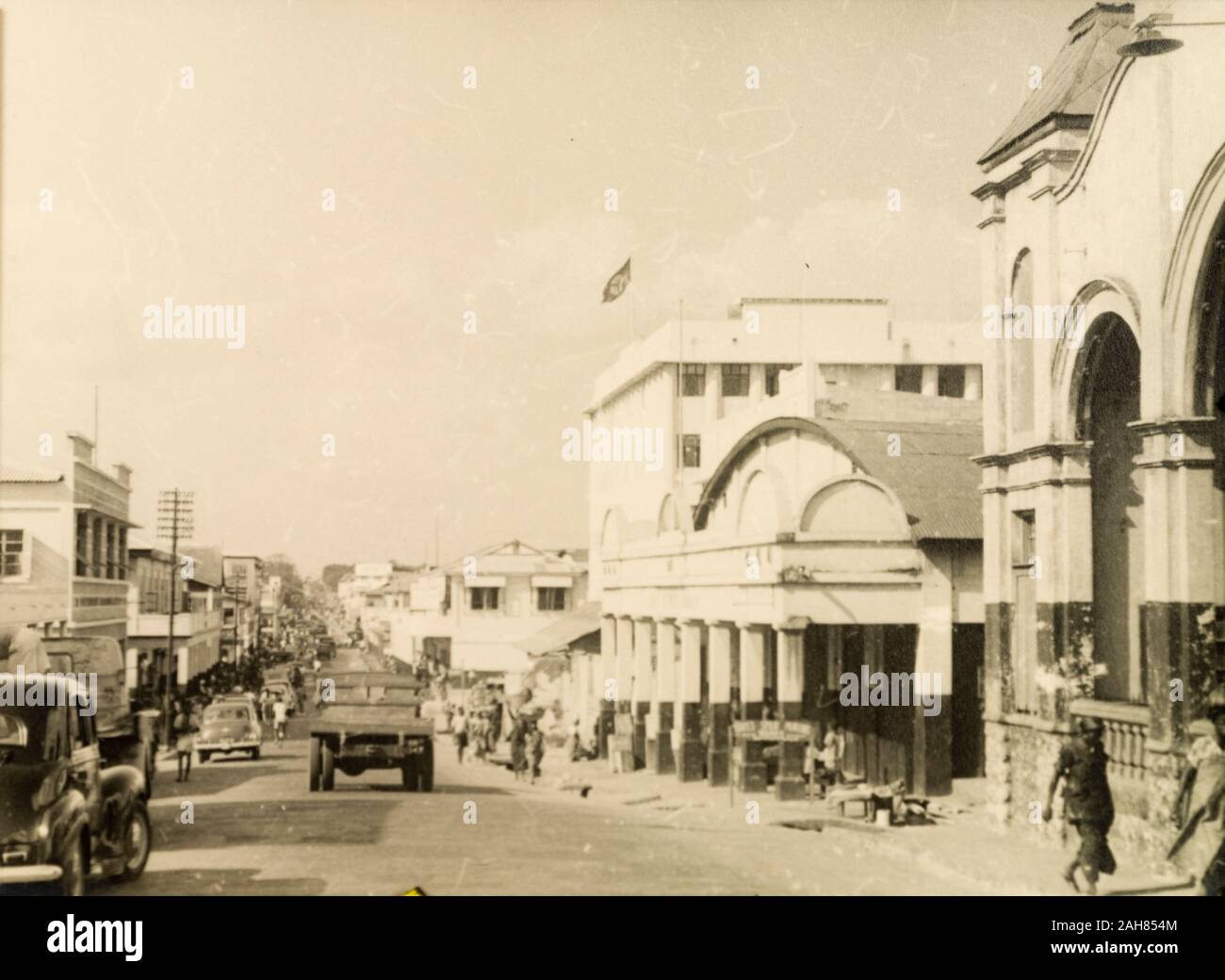 Gold CoastGhana, Blick entlang der wichtigste Geschäftsstraße in Accra. Originalmanuskript Bildunterschrift: Hauptstraße von Accra, 1951-52. 1995/076/5/2/2/48. Stockfoto