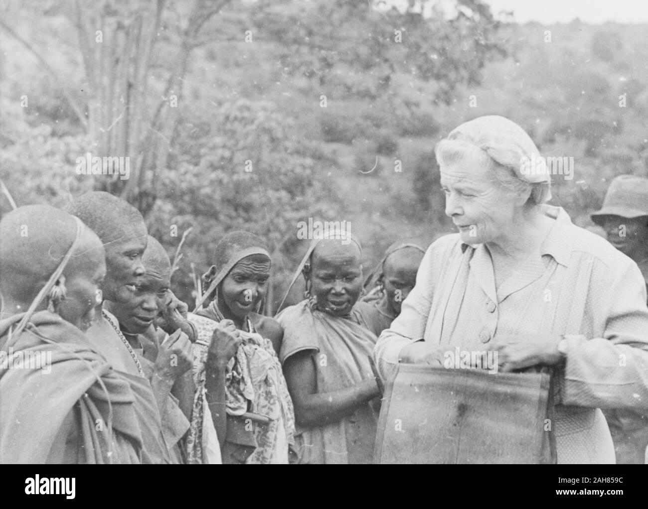 Kenia, Nellie gewähren, die Frau von Siedler Landwirt Jos gewähren und Mutter von Elspeth Huxley, trifft sich eine Gruppe von Kikuyu Frauen als Ehefrauen des quatter' auf Ihrem Njoro Farm beschrieben. Der quatters' waren eine Kategorie der Kikuyu Landarbeiter. Originalmanuskript Bildunterschriften: Nellie Grant in Njoro mit Ehefrauen ihrer Kikuyu's quatters' ca. 1947/8 (mit Bleistift): Nellie mit Ehefrauen quatters' in Njoro 1930, 1947-48. 1995/076/1/2/2/29. Stockfoto