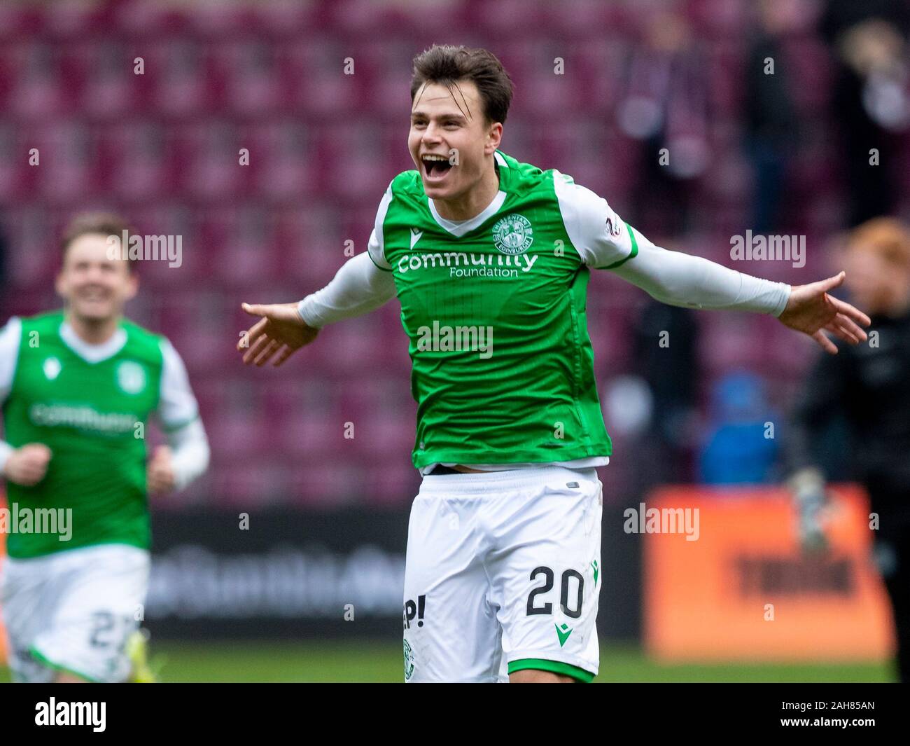 Tynecastle Park, Edinburgh, Großbritannien. 26 Dez, 2019. Schottische Premiership Fußball, Herz von Midlothian vs Hibernian FC; Melker Hallberg von Hibernian feiert in time - Redaktionelle Verwendung Credit: Aktion plus Sport/Alamy leben Nachrichten Stockfoto