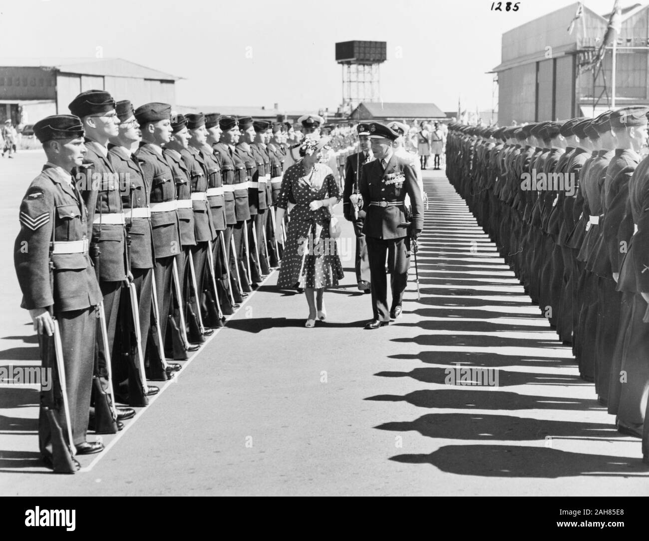 Kenia, Prinzessin Elizabeth prüft eine Linie der RAF Soldaten stehen zu Ihrer Rechten und Linken in Eastleigh Airport. In ihrer Begleitung ist ein älterer RAF-Offizier. Hinter ihnen zu Fuß der Herzog von Edinburgh und zwei nicht identifizierte uniformierte Männer, Februar 1952. 2001/090/1/4/1/15. Stockfoto