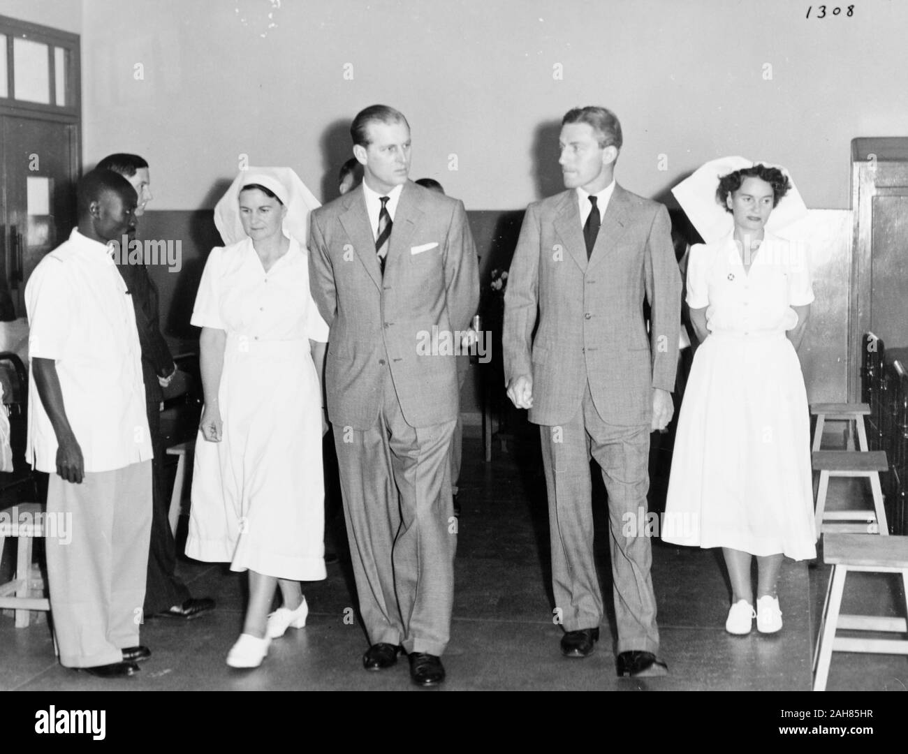 Kenia, der Herzog von Edinburgh Spaziergänge neben Dr. Gratton auf einer Tour der Krankenstationen. Sie sind durch zwei Ward Schwestern flankiert. Andere Krankenhaus Personal stand in der Nähe, Februar 1952. 2001/090/1/4/1/45. Stockfoto