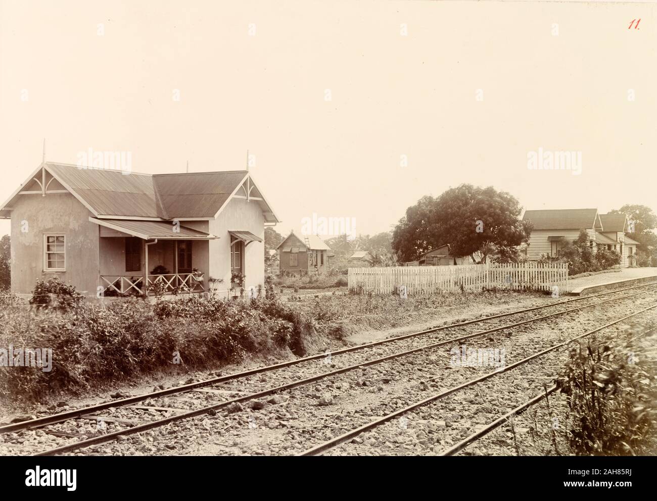 Trinidad und Tobago, Blick auf Alvor Bahnhof an der Sangre Grande Bahnstrecke. Eine ursprüngliche Bildunterschrift erkennt das Gebäude nebenan als "Collector's Residence'.Caption lautet: Arouca Bahnhof & Sammler Residence. (Sangre Grande Linie), [c 1895]. 1999/221/1/25/11. Stockfoto