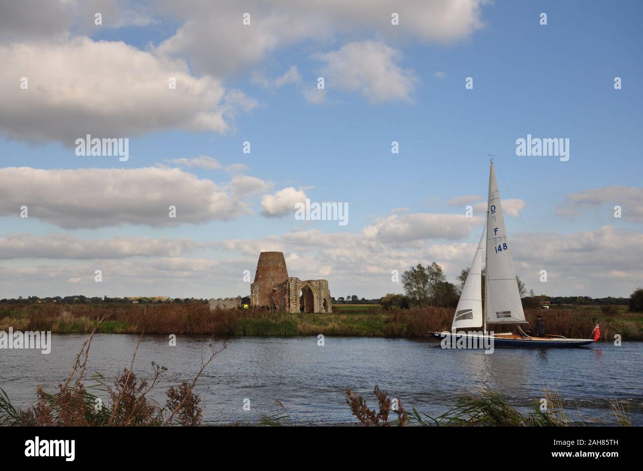 St Benet's Abbey auf dem Fluss Bure, in der Nähe von Ludham, Norfolk, Großbritannien Stockfoto