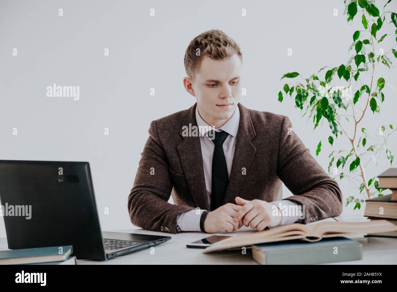 Ein Mann arbeitet im Büro am Computer Bürokaufmann/ Stockfoto