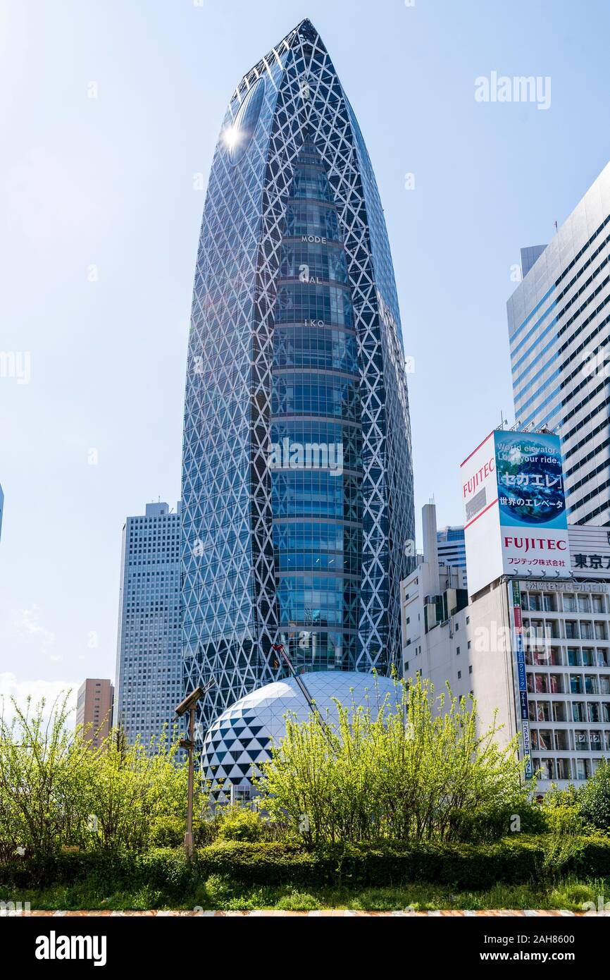 Den Mode Gakuen Cocoon Tower, Gehäuse Tokyo Mode Gakuen, Hal Hochschule für Technik und Shuto Iko. Oft sind die riesigen Kokon genannt. Tagsüber, blauer Himmel. Stockfoto