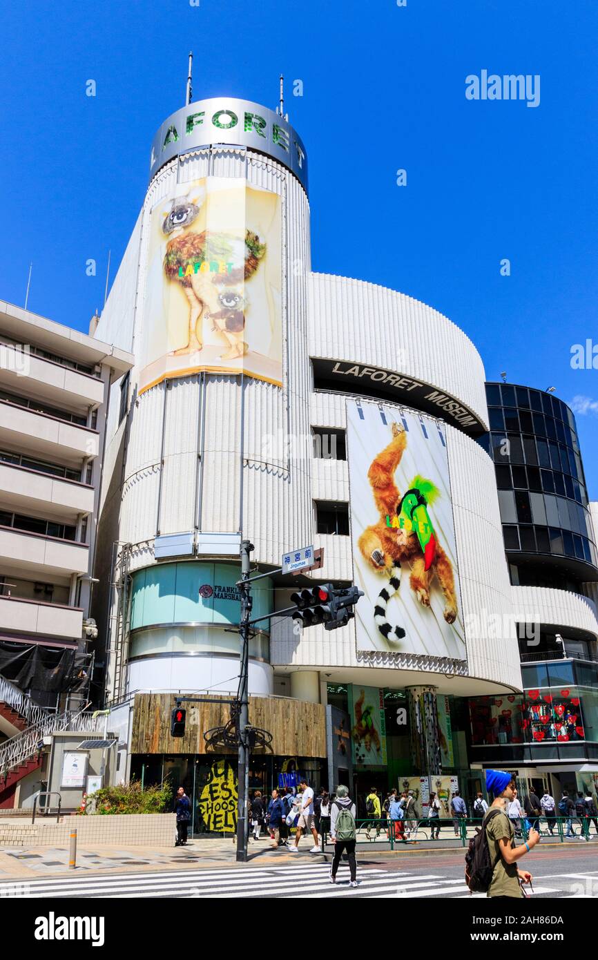 Die Außenfassade des Tokyo emporium Store und Museum, Vincent Laforet in Harajuku. Zebrastreifen vor hohes weißes Gebäude mit blauen Himmel über den Kopf. Stockfoto