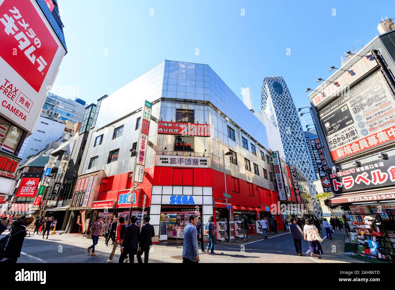 Wide Angle Shot der SEGA-Spiele in Shinjuku, Tokyo mit den Mode Gakuen Cocoon Tower im Hintergrund speichern. Vordergrund Straße besetzt mit Menschen. Stockfoto