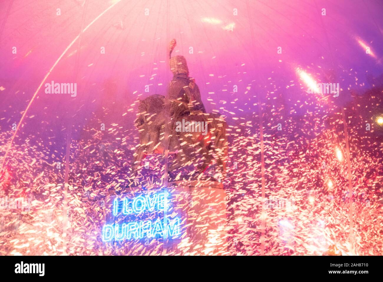 Die Statue der Marquis von Londonderry, leuchtet während der Lumiere Festival im Jahr 2019 Stockfoto