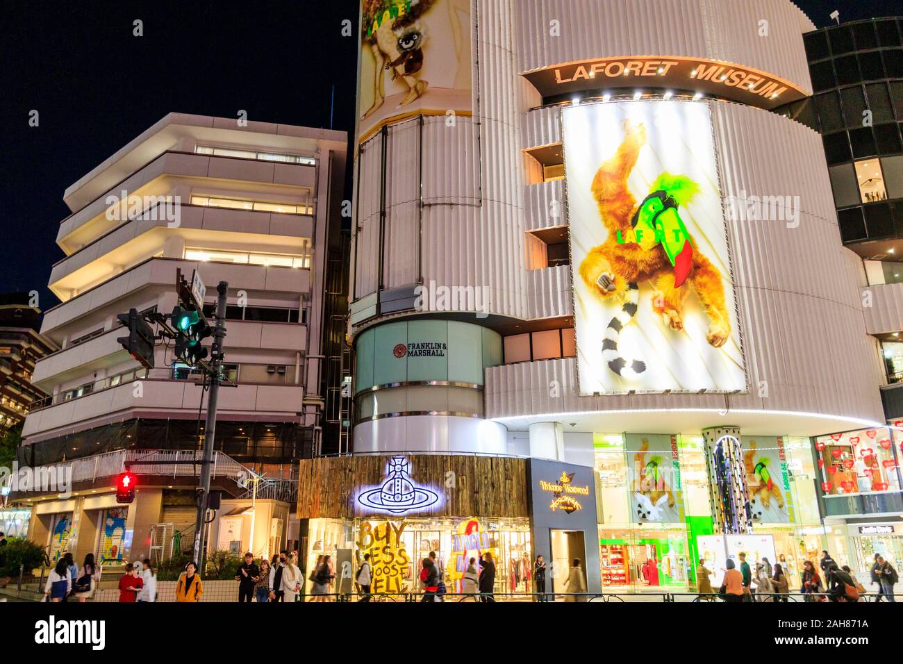 Vincent Laforet Shopping Complex und Vivienne Westwood Anglo Mania Store vor Im modischen Harajuku, Tokio. Straßen mit Menschen überfüllt. Nacht Stockfoto
