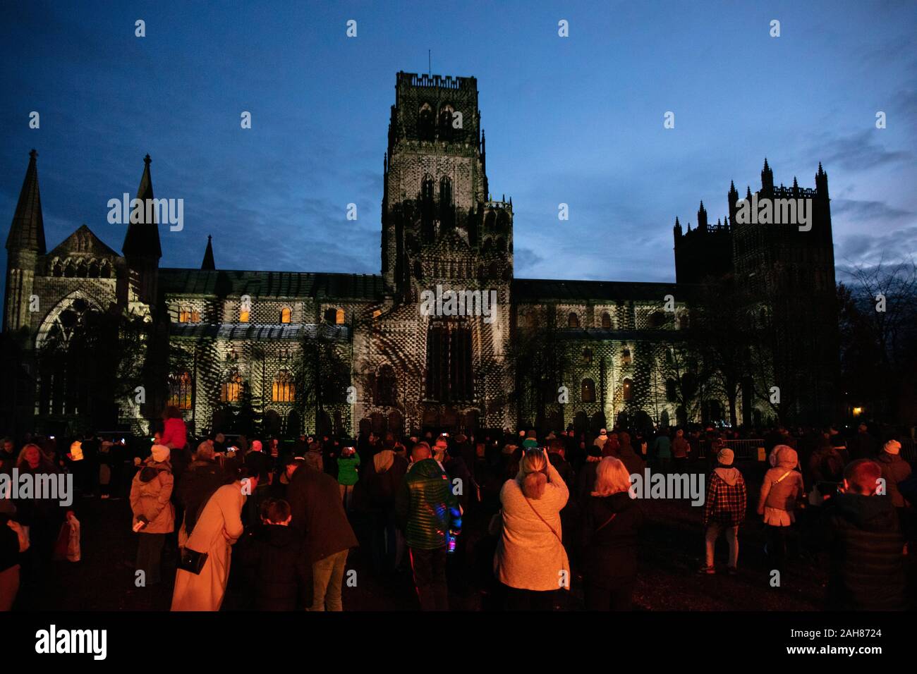 Durham Cathedral beleuchtet durch eine Videoprojektion im Lumiere Festival, 2019 Stockfoto