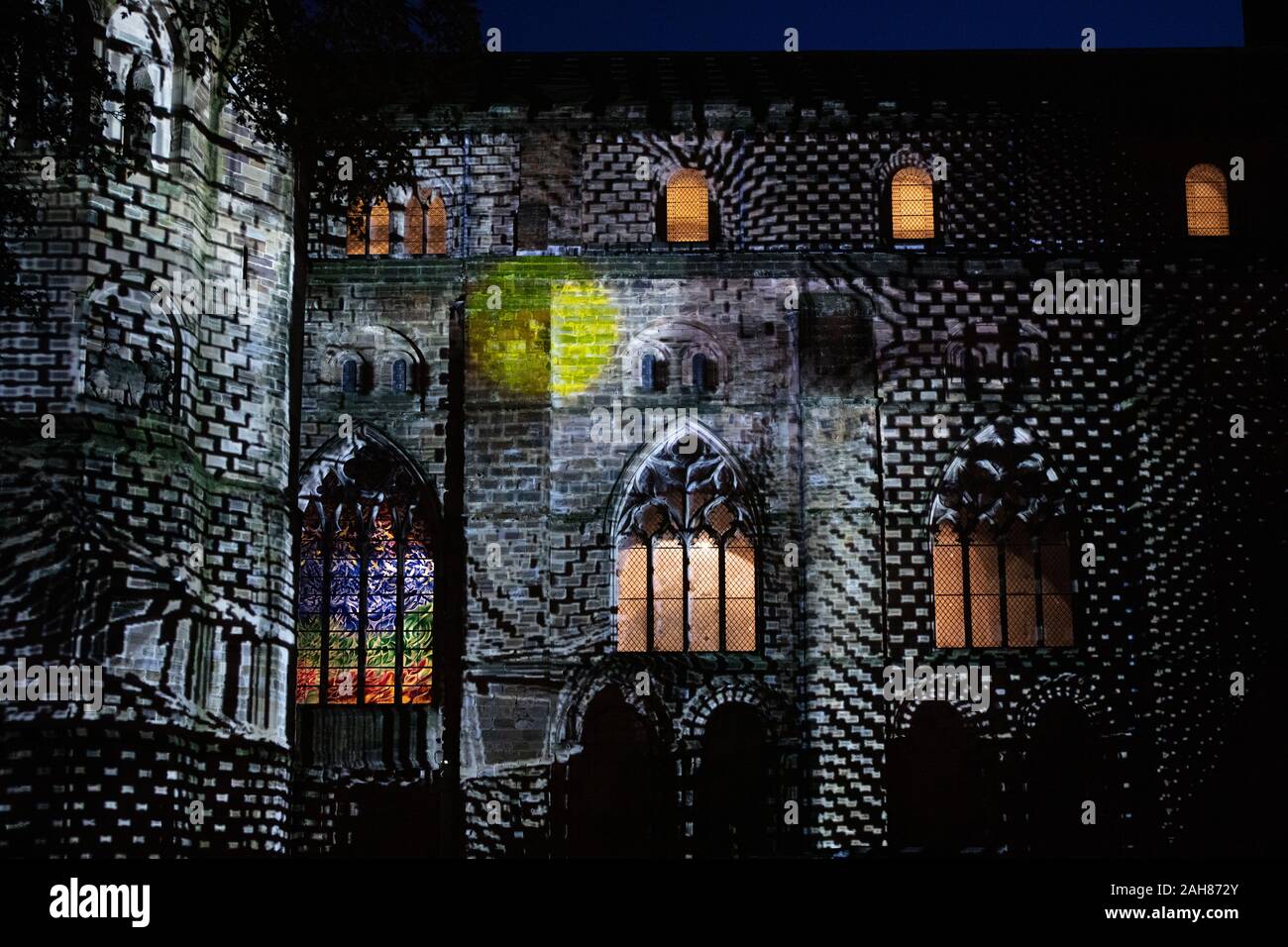 Durham Cathedral beleuchtet durch eine Videoprojektion im Lumiere Festival, 2019 Stockfoto