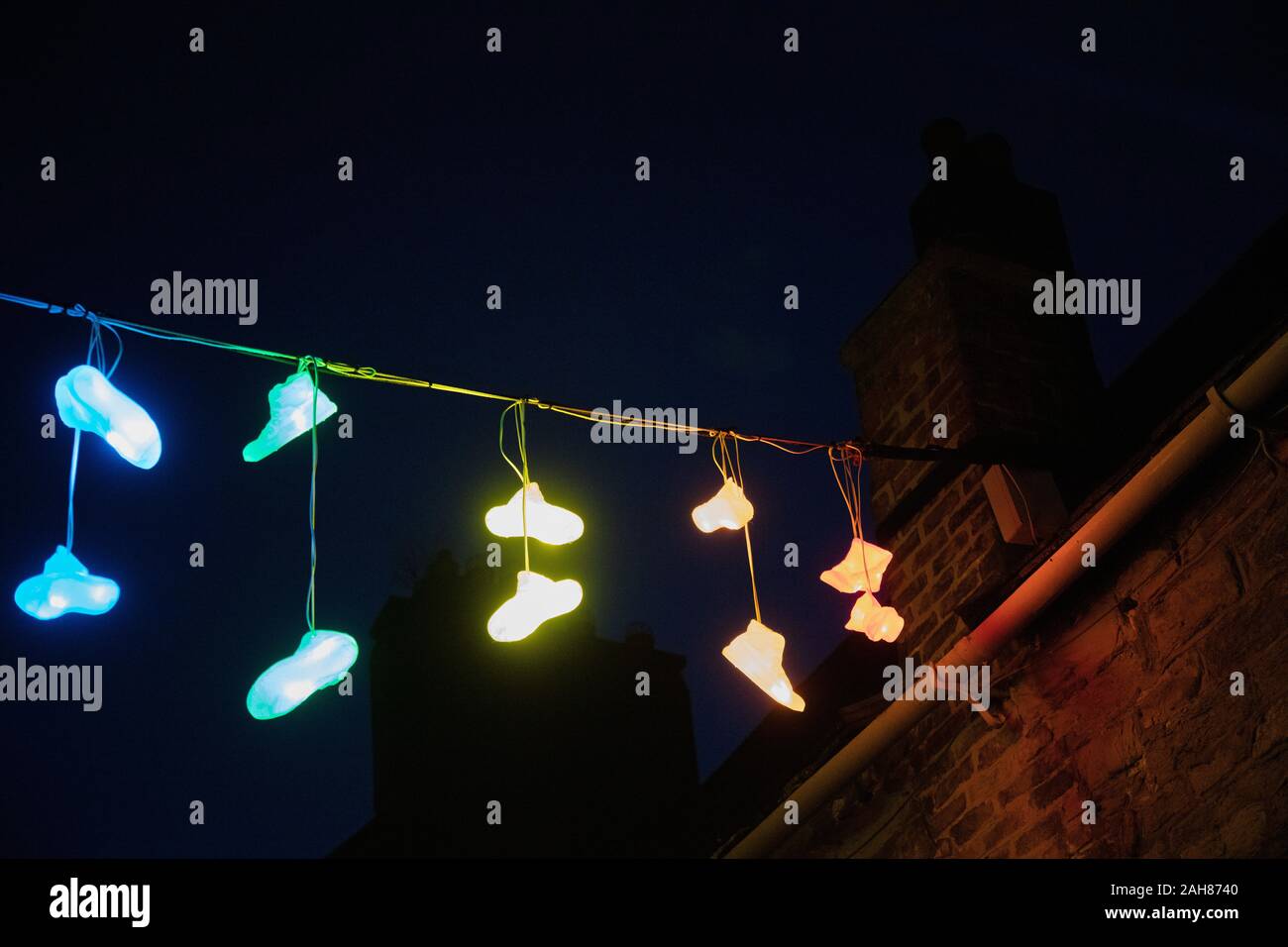 Beleuchtete Schuhe hängen oben Old Bailey in Durham im Lumiere Festival, 2019 Stockfoto