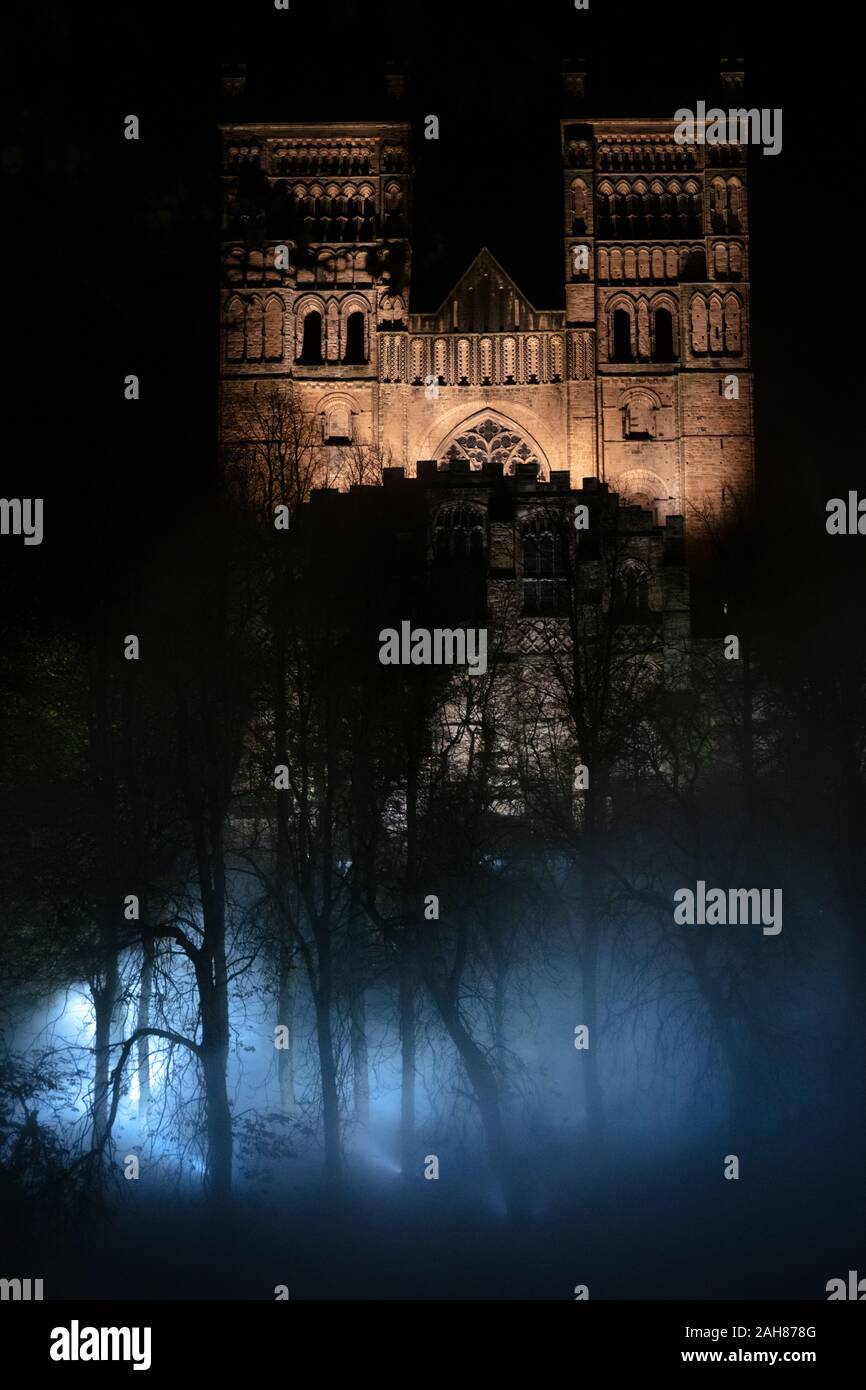 Nebel auf der Fluss vor Durham Cathedral während der Lumiere Festival 2019 Verschleiß Stockfoto