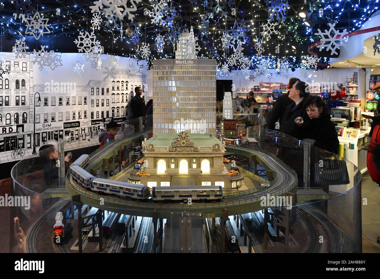 Die Holiday Train Show im New York Transit Museum im Grand Central Terminal. Der Transit Museum Display verfügt über Lionel Züge fahren entlang einer Stockfoto