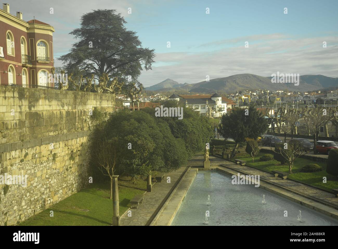 Dorf und die Hügel rund um die Bucht von txingudi in Spanien, pasakdek Stockfoto