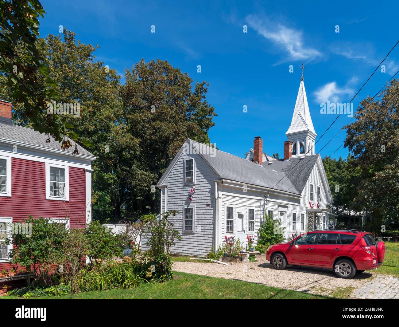 Traditionelle Häuser und Kirche auf der Hauptstraße in Yarmouth Port, Cape Cod, Massachusetts, USA Stockfoto