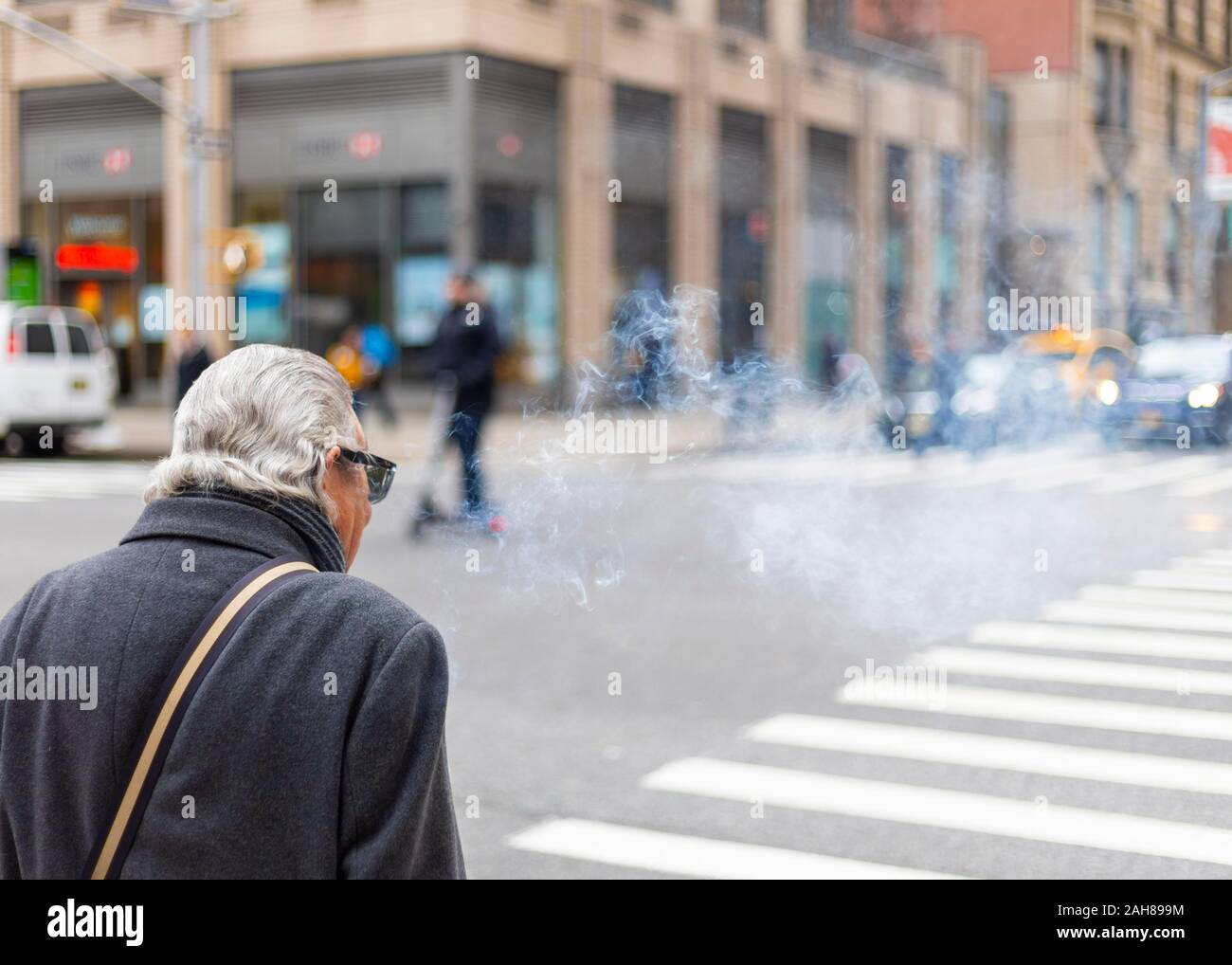 Mann rauchen Zigarre auf Manhattan Straße Stockfoto
