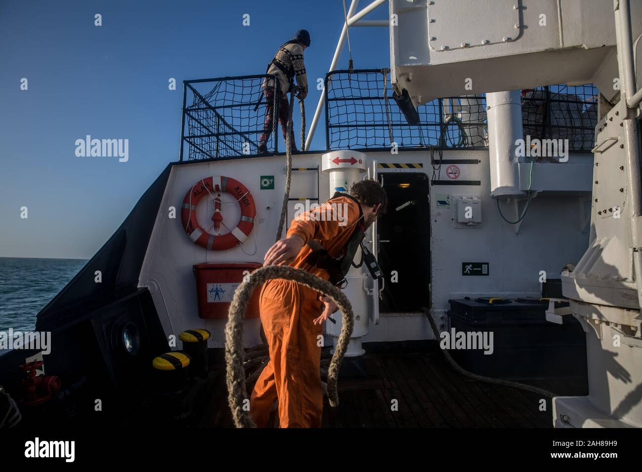 Mazaro Del Vallo, Italien. 26 Dez, 2019. Crew auf der Alan Kurdi Rettung Schiff, vom Deutschen liebe Meer Auge operiert gesehen. Die Alan Kurdi Rettung Schiff wurde nach der Syrischen Kleinkind, dessen Tod die internationale Aufmerksamkeit auf die Anzahl der Männer, Frauen und Kinder sterben beim Versuch, Europa zu erreichen. Es ist von der Deutschen Nächstenliebe Sea-Eye, die im Jahr 2015 eingestellt wurde, betrieben. Mehr als 19.000 Flüchtlinge und Migranten haben im Mittelmeer seit 2014 ertrunken. Das zentrale Mittelmeer ist derzeit die tödlichste Migration Route in der Welt. (Bild: © Sally Hayden/SOPA Bilder über ZUMA Stockfoto