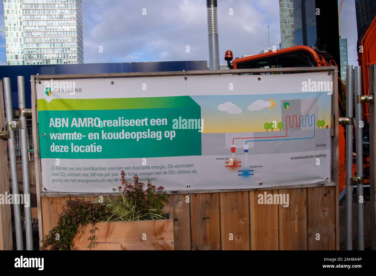 Reklametafeln an kalten und warmen Lagerung bei der ABN AMRO Bank Hauptsitz bei Gustav Mahlerplein Amsterdam Die Niederlande 2019 Stockfoto