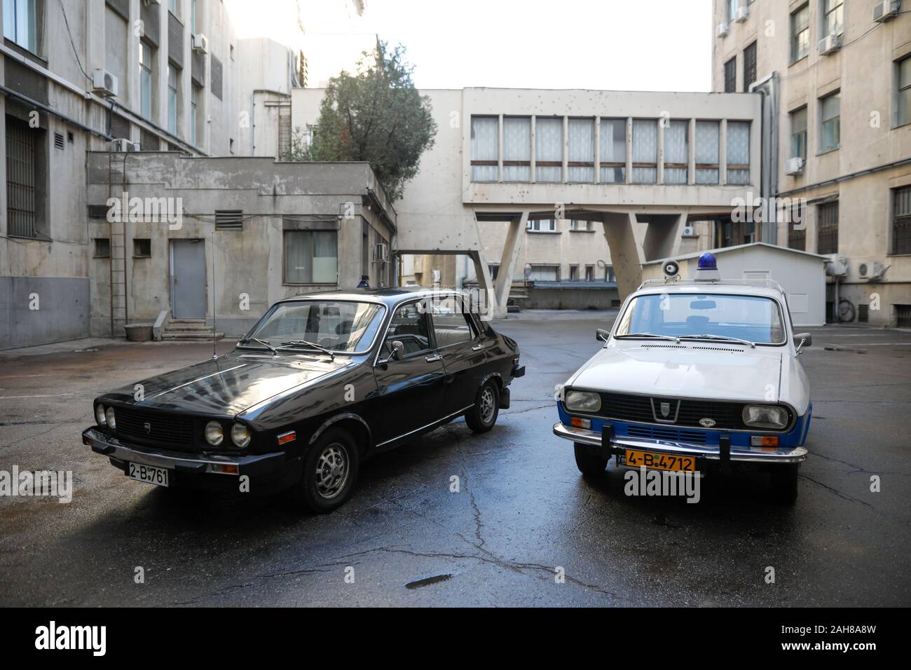 Bukarest, Rumänien - Dezember 22, 2019: rumänische Dacia Pkw, einen Schwarzen von der ehemaligen kommunistischen Securitate verwendet und eines von der ehemaligen Milizen (pol verwendet Stockfoto