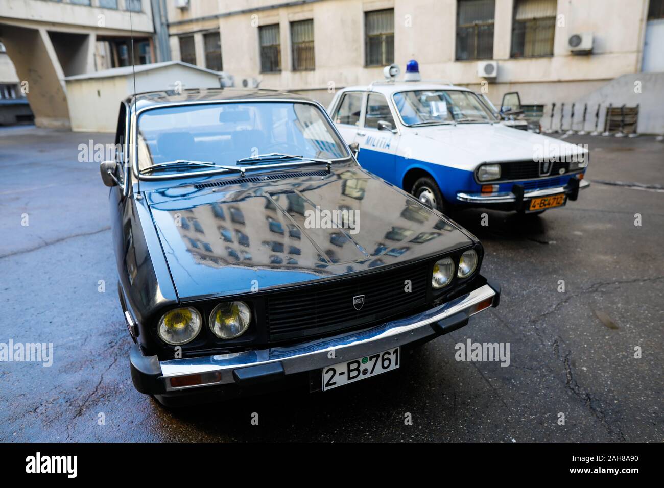 Bukarest, Rumänien - Dezember 22, 2019: rumänische Dacia Pkw, einen Schwarzen von der ehemaligen kommunistischen Securitate verwendet und eines von der ehemaligen Milizen (pol verwendet Stockfoto