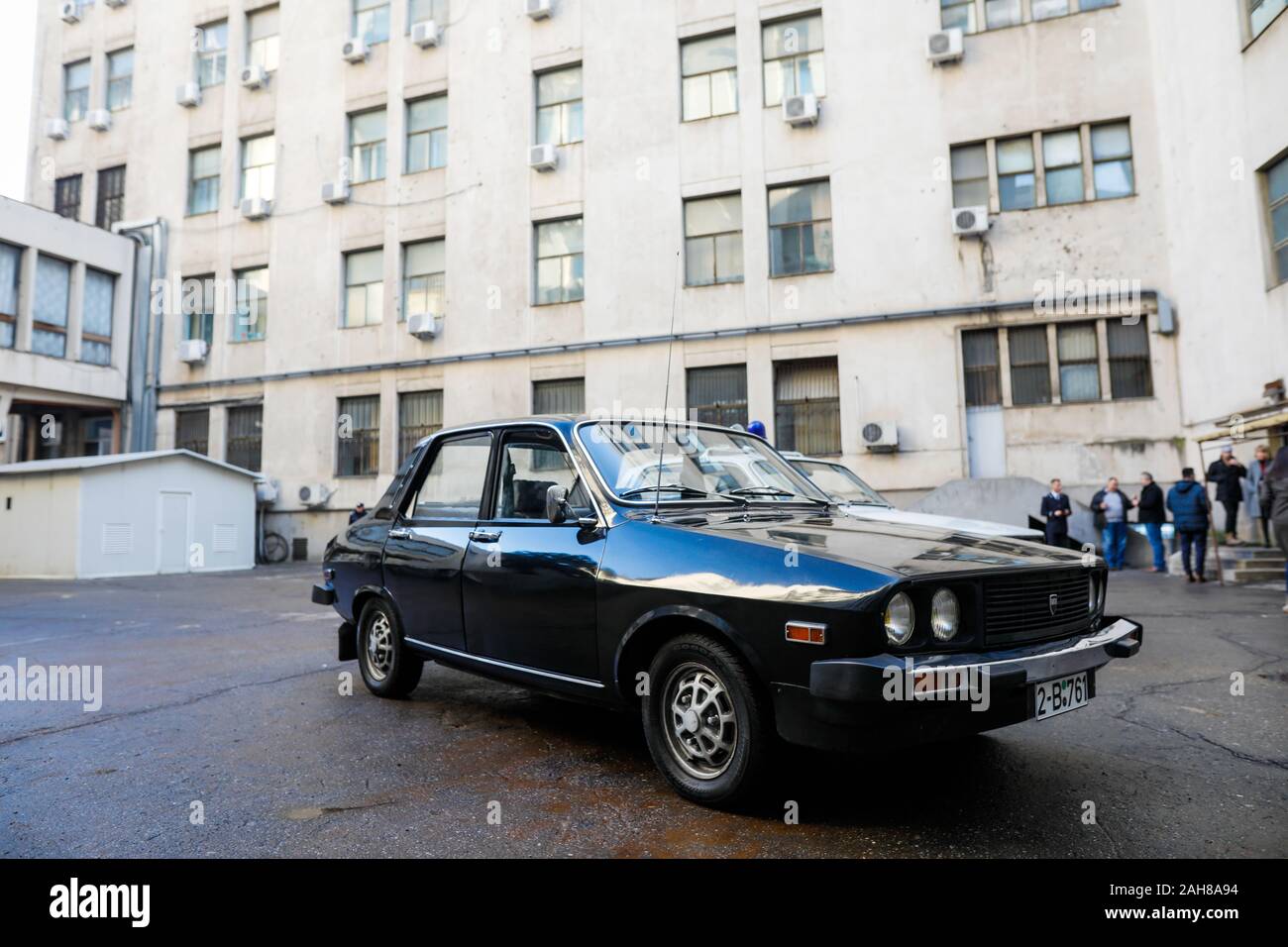 Bukarest, Rumänien - Dezember 22, 2019: rumänische Dacia Pkw, einen Schwarzen von der ehemaligen kommunistischen Securitate verwendet und eines von der ehemaligen Milizen (pol verwendet Stockfoto