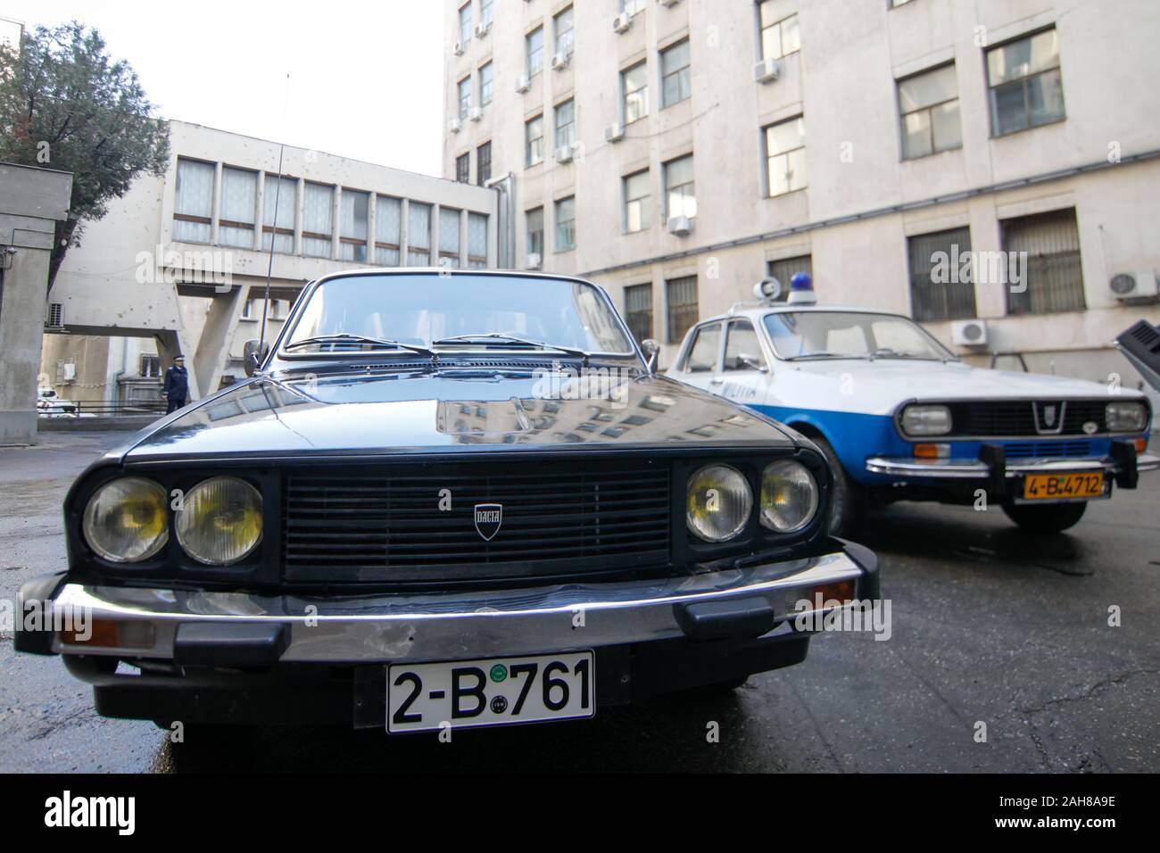 Bukarest, Rumänien - Dezember 22, 2019: rumänische Dacia Pkw, einen Schwarzen von der ehemaligen kommunistischen Securitate verwendet und eines von der ehemaligen Milizen (pol verwendet Stockfoto