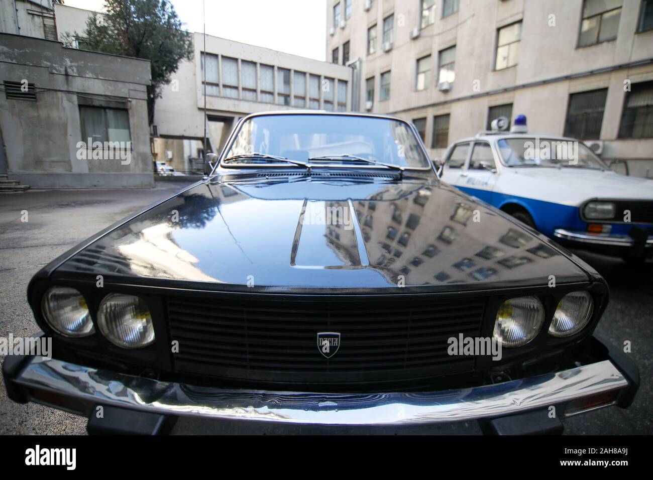 Bukarest, Rumänien - Dezember 22, 2019: rumänische Dacia Pkw, einen Schwarzen von der ehemaligen kommunistischen Securitate verwendet und eines von der ehemaligen Milizen (pol verwendet Stockfoto