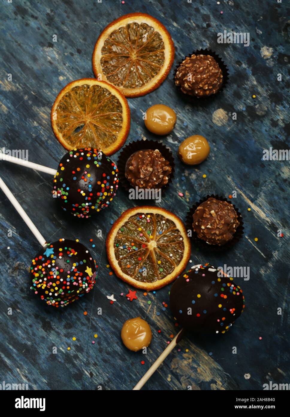Hausgemachte Kuchen Kuchen knallt auf einem Stick mit Schokolade und Süßigkeiten Stockfoto