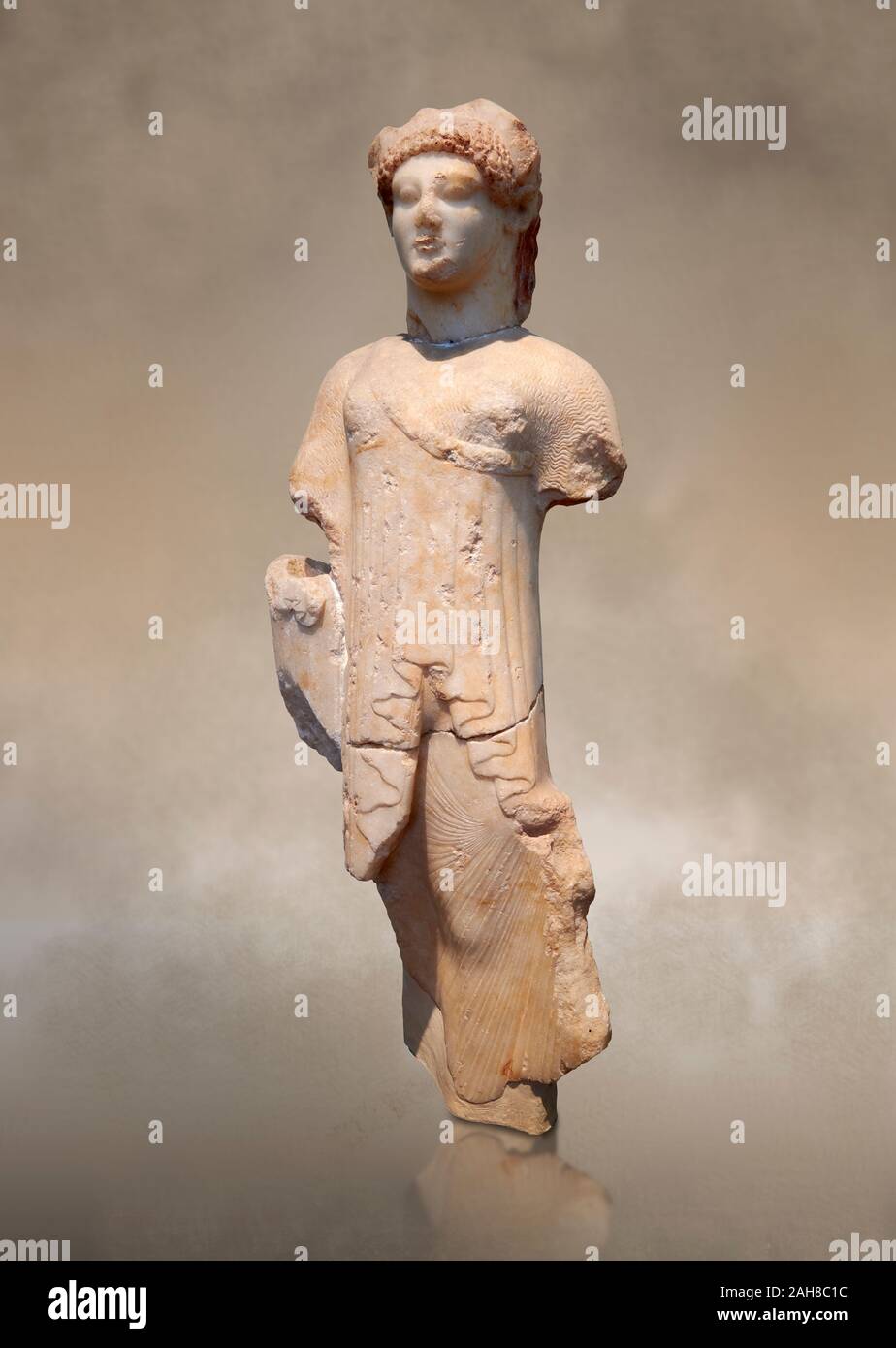 Marmor alten archaischen Griechischen Statuette eines Kore, von 490-480 v. Chr. Aleusis, C., Athen Nationalen Archäologischen Museum. Kat.-Nr. 24. Stockfoto