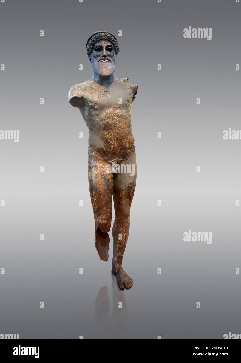 Bronze archaische antike griechische Statue von Poseidon, in dem antiken Hafen von Plataiai, Golf von Livadostra, Athen Nationalen Archäologischen Museum gefunden. Katze Stockfoto