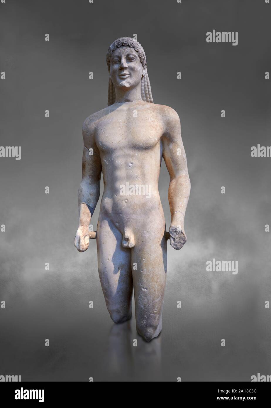 Marmor Anxcient griechische Archaische meble Statue einer kouros, ca. 500 v. Chr., Athen Nationalen Archäologischen Museum. Gegen grau. Stockfoto