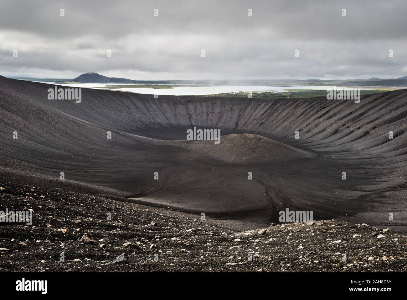Weitwinkelansicht des Kraters eines isländischen Vulkans, unter einem dunklen bewölkten Himmel Stockfoto
