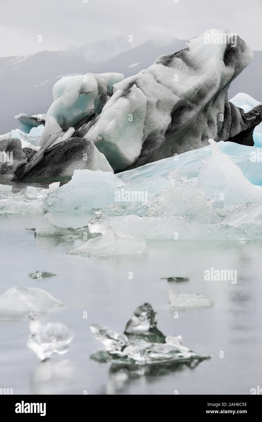 Nahaufnahme eines schwimmenden Eisbergs in der ikonischen isländischen Eisberglagune Stockfoto