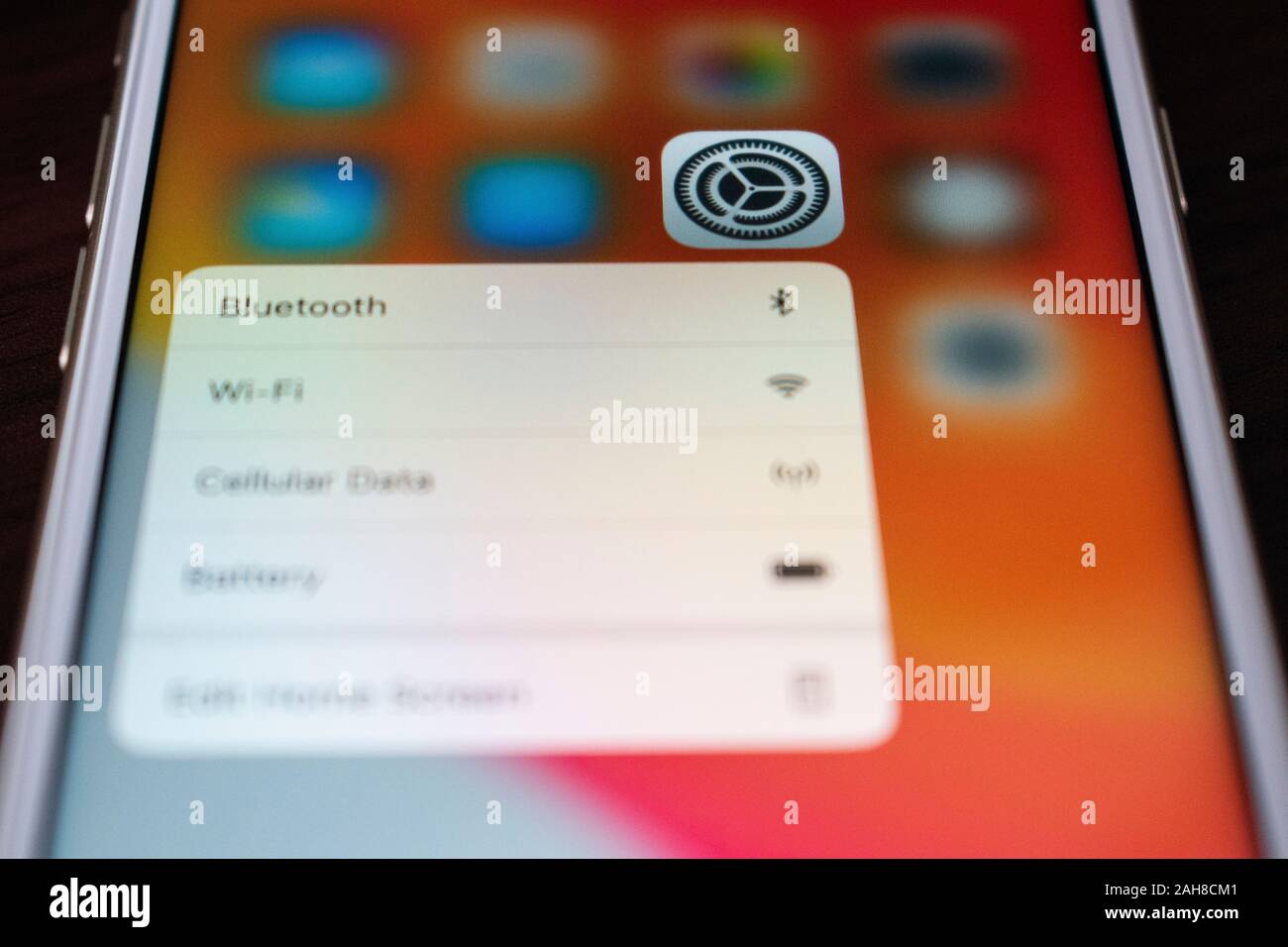 BUENOS AIRES, ARGENTINIEN - 26. Dezember 2019: Konfiguration pop-up auf iOS 13 Light Modus. Stockfoto