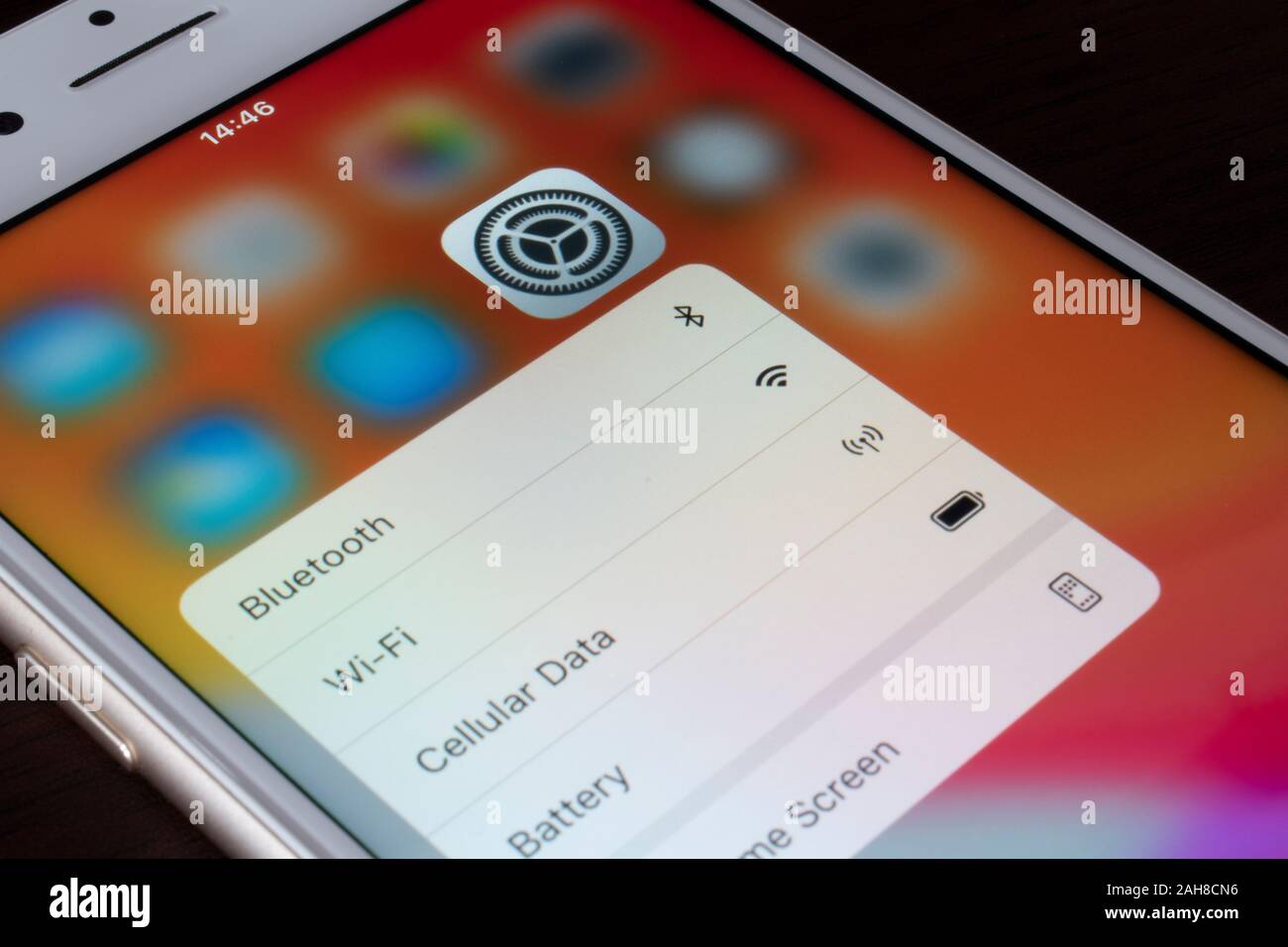 BUENOS AIRES, ARGENTINIEN - 26. Dezember 2019: iOS 13 Light Modus, Einstellungen Konfiguration Optionen über haptische berühren. Stockfoto