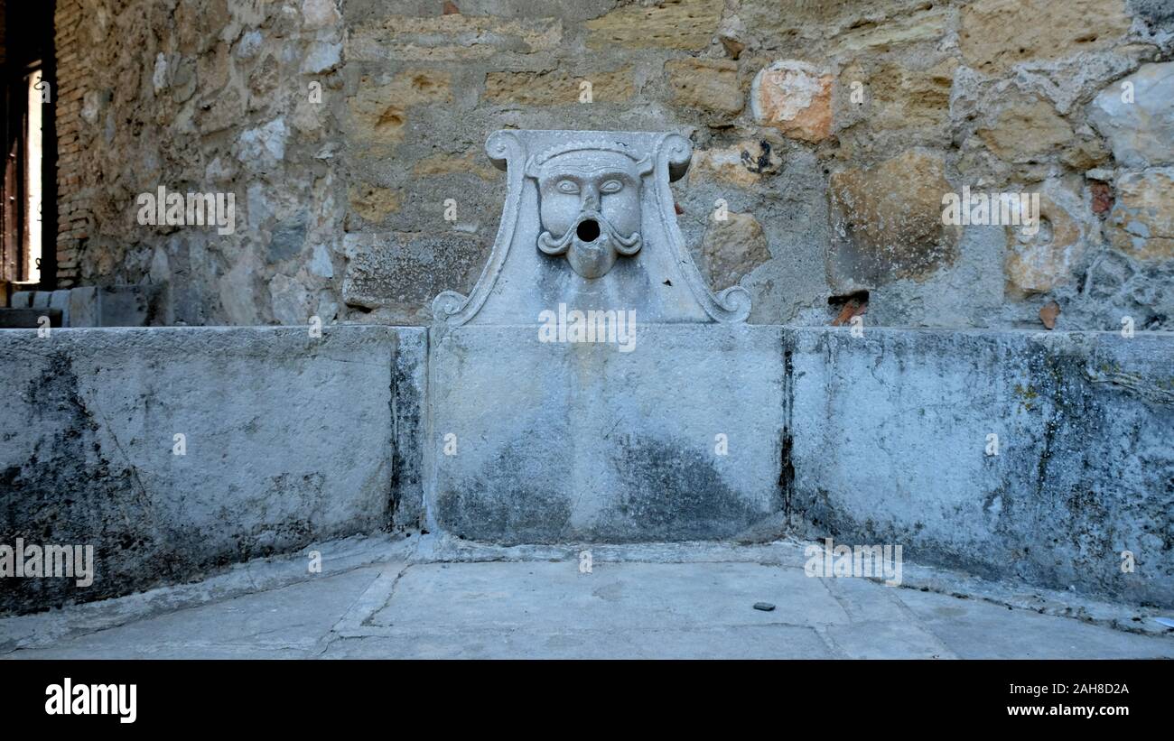 Trockene Brunnen in einem Außenbereich Terrasse am Real Monasterio de San Jerónimo de Granada in Granada, Spanien. Stockfoto