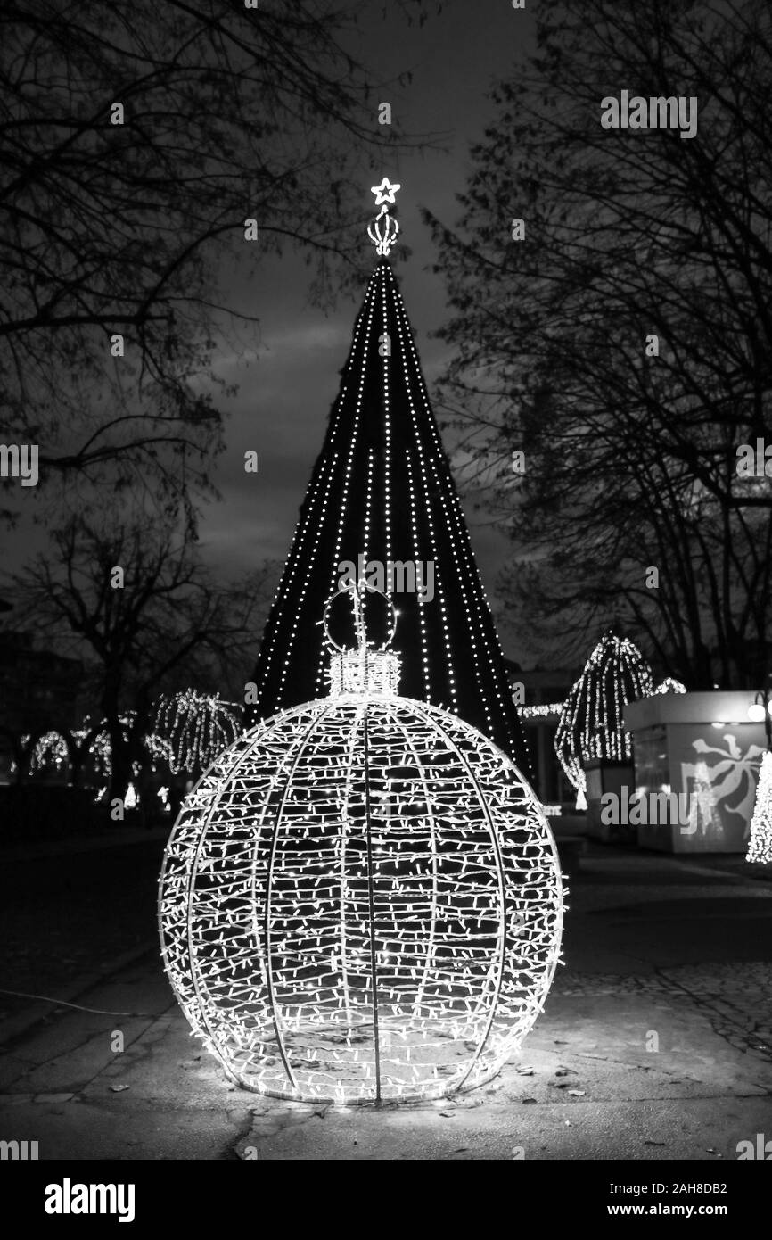 Weihnachtsbaum und Leuchten im Winter urlaub Markt von Targoviste. Die Menschen feiern Weihnachten outdoor im Marktplatz von Targoviste, Rumänien, 2019 Stockfoto