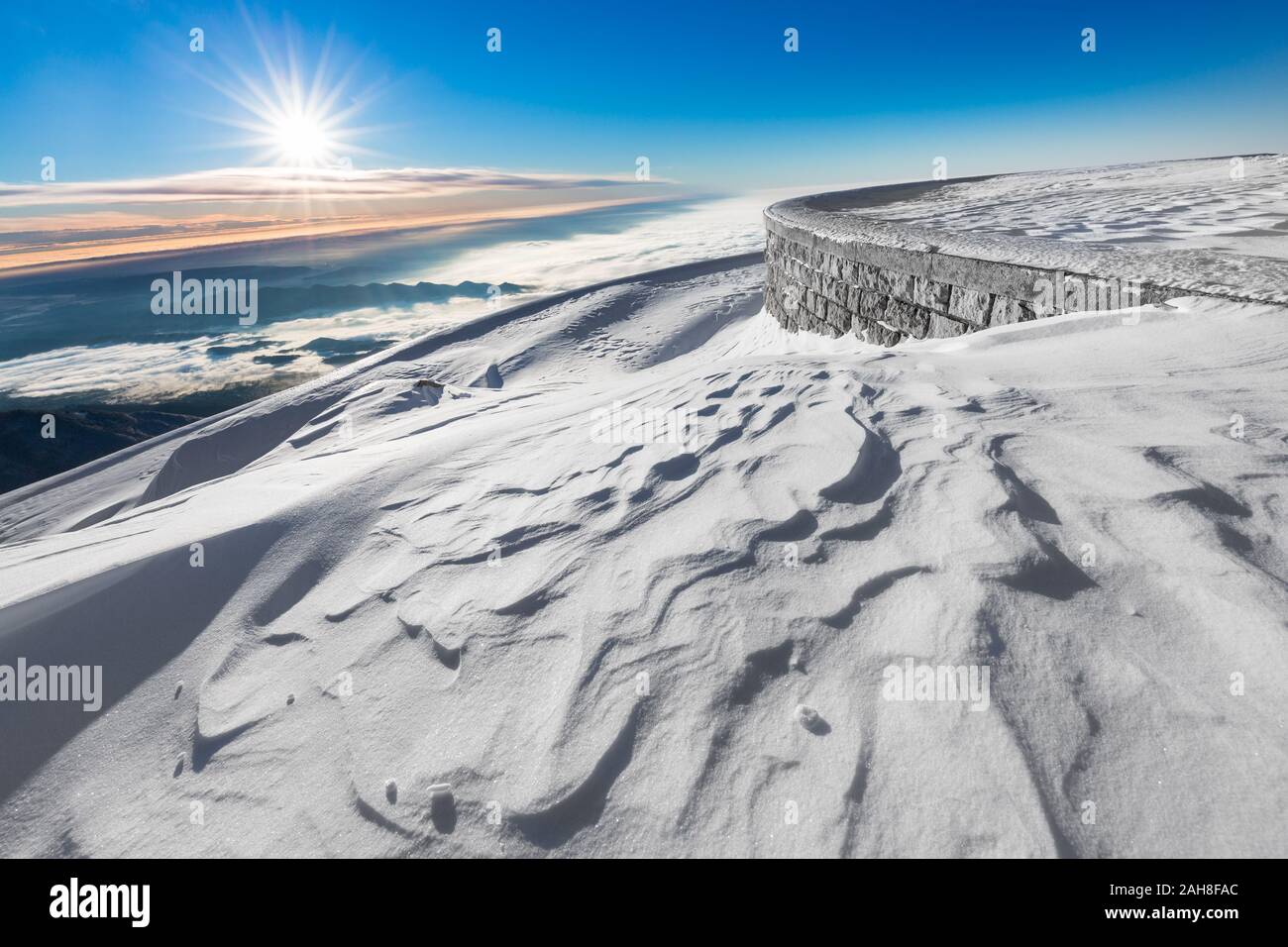 Weitwinkelansicht der schneebedeckten Berglandschaft bei Sonnenaufgang Stockfoto