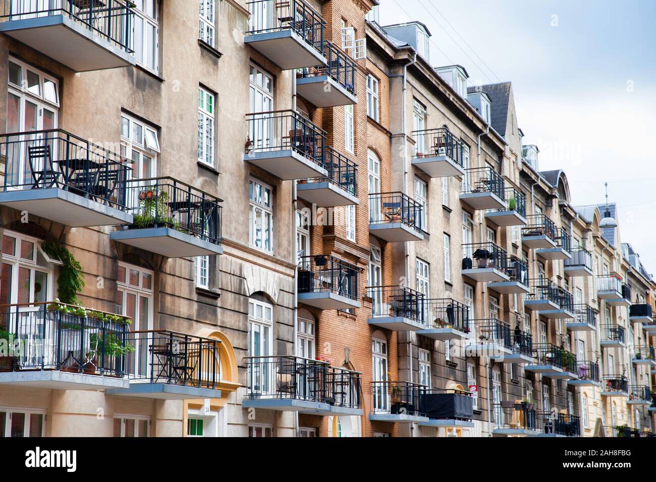 Kopenhagen, Dänemark - 12 September 2019: Balkon eines modernen Wohnhauses mit abnehmenden Perspektive, zeitgemäßen Standard Stockfoto