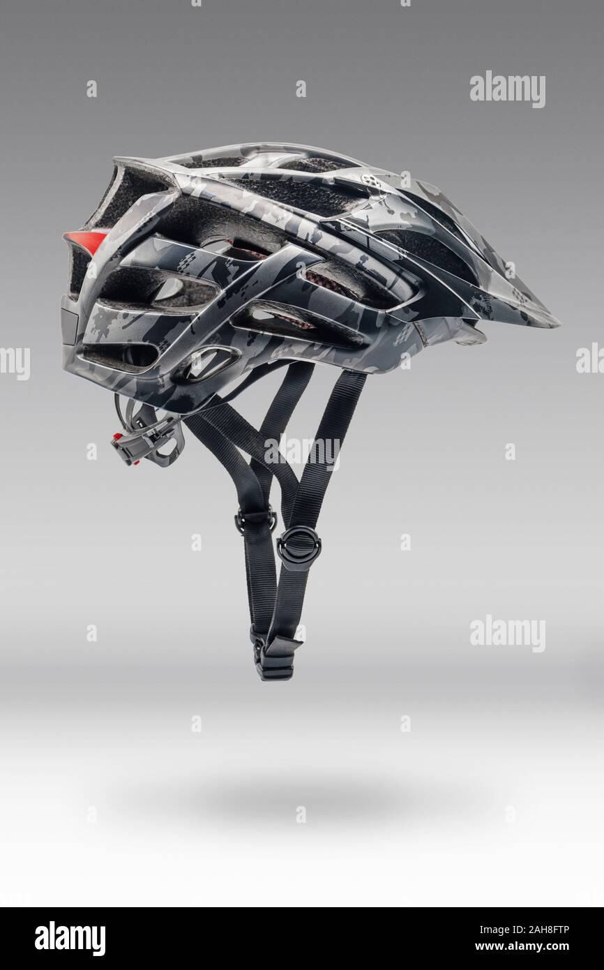 Studio Shot von Grey Camouflage Farbe Helm. Seitenansicht der schützenden Sportgeräte Stockfoto