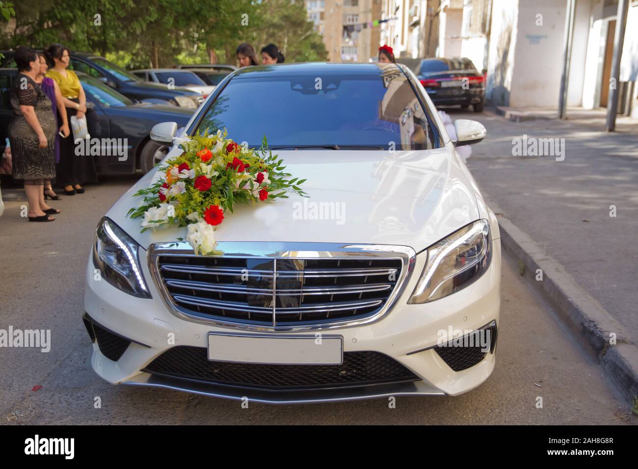 Luxus Hochzeit Auto mit Blumen dekoriert. Just married Schild und Dosen  angebracht. Hochzeit Dekoration Hochzeit Auto Stockfotografie - Alamy