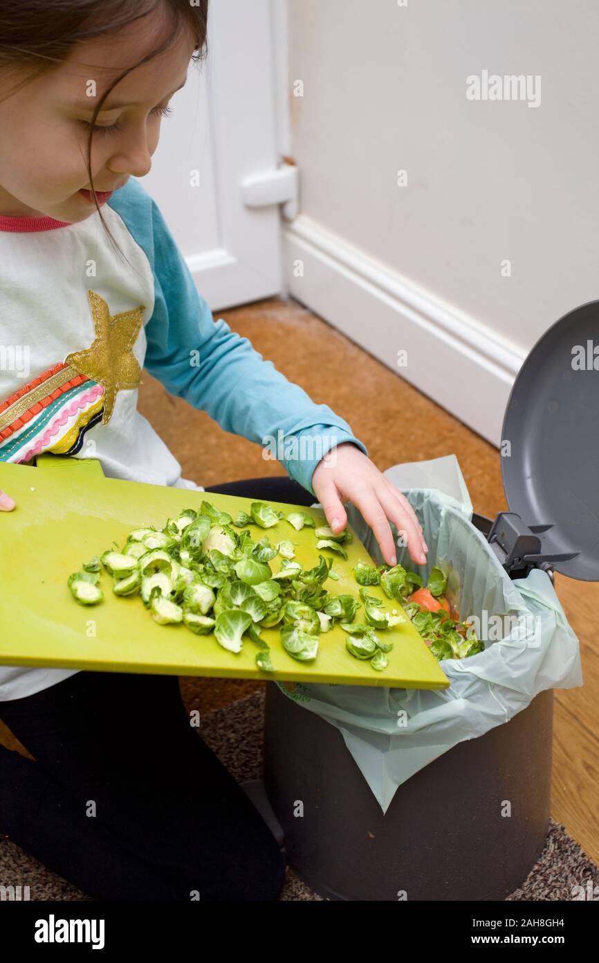 6-jähriges Mädchen, das Essen in Essen bin Stockfoto