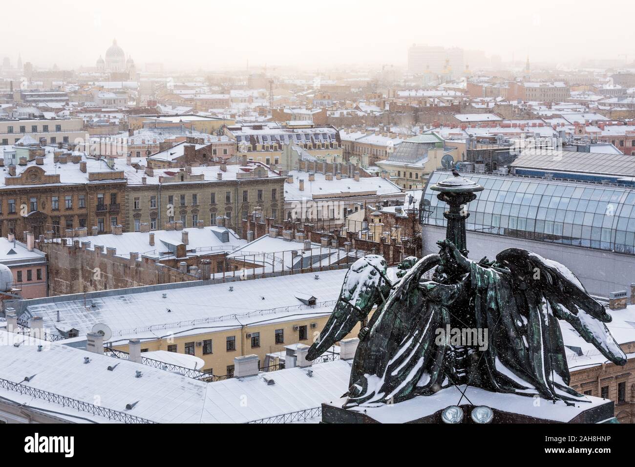 Das weite Stadtbild von Sankt Petersburg, das von der Domkuppel aus schneebedeckt ist Stockfoto