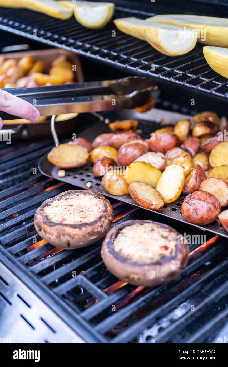 Grillen kleine Kartoffeln mit Knoblauch auf einen Outdoor Gas Grill  Stockfotografie - Alamy
