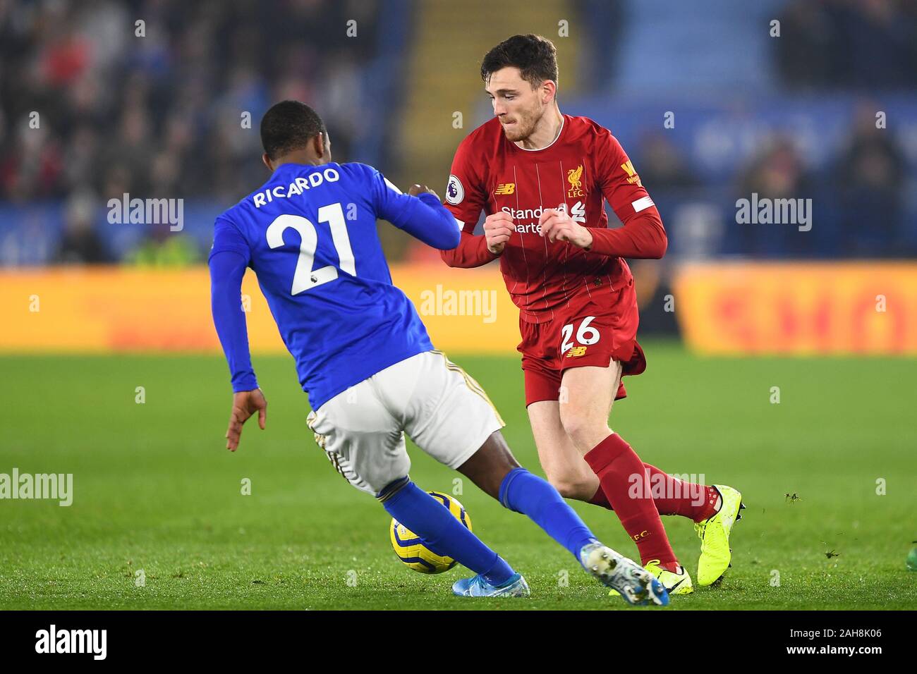 LEICESTER, ENGLAND - 26. Dezember Ricardo Pereira (21) von Leicester City Schlachten mit Andrew Robertson (26) von Liverpool in der Premier League Match zwischen Leicester City und Liverpool für die King Power Stadion, Leicester am Donnerstag, den 26. Dezember 2019. (Credit: Jon Hobley | MI Nachrichten) das Fotografieren dürfen nur für Zeitung und/oder Zeitschrift redaktionelle Zwecke verwendet werden, eine Lizenz für die gewerbliche Nutzung Kreditkarte erforderlich: MI Nachrichten & Sport/Alamy leben Nachrichten Stockfoto