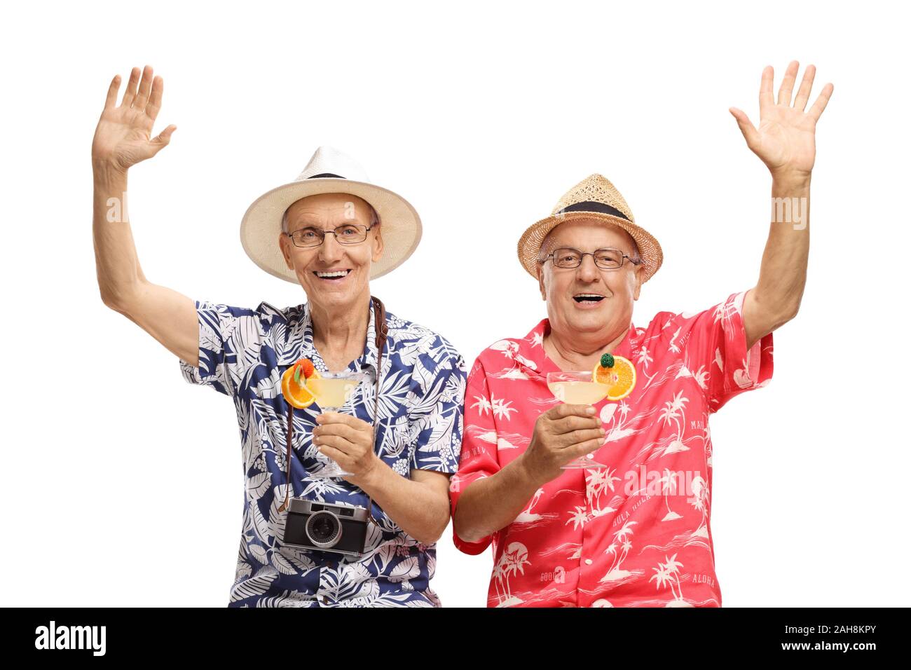 Fröhliche Senioren in einem Urlaub, die Cocktails und winken isoliert auf weißem Hintergrund Stockfoto
