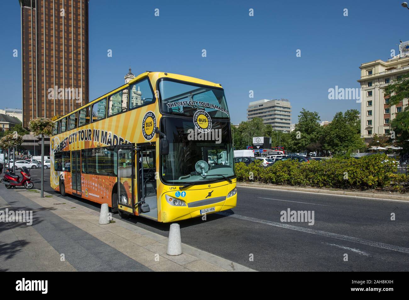 Eine tour bus Plaza de Colon in Madrid, Spanien Stockfoto